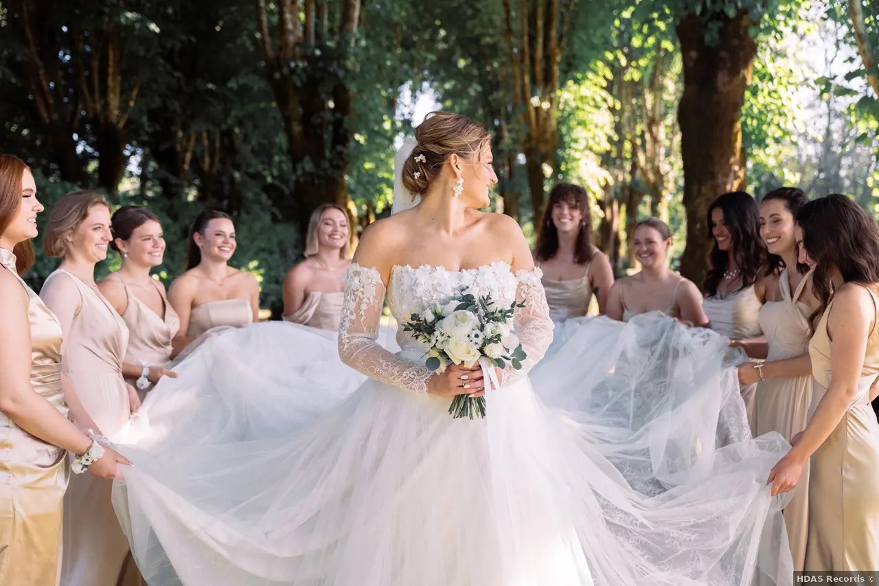 Salle de réception aux murs de pierre et lustres