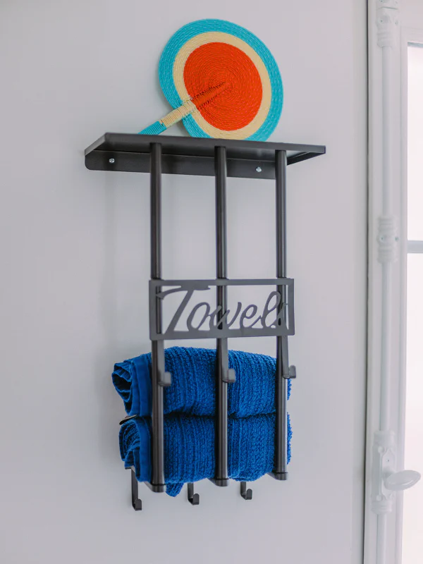 Porte-serviettes décoratif avec serviettes bleues dans la salle de bain du château