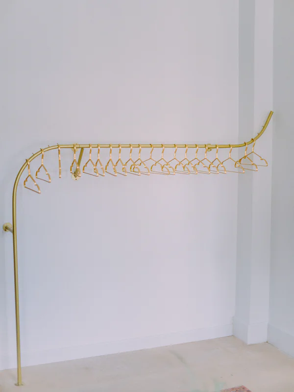 Portant doré avec cintres pour la mariée dans l'espace préparation du château