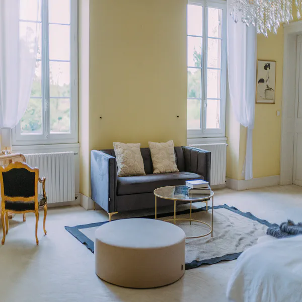 Vue d'ensemble de la suite jaune avec canapé, pouf et fauteuil Louis XV au château