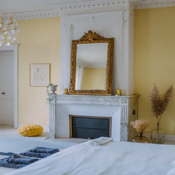 Cheminée en marbre blanc avec miroir sculpté doré et herbes de pampa au château
