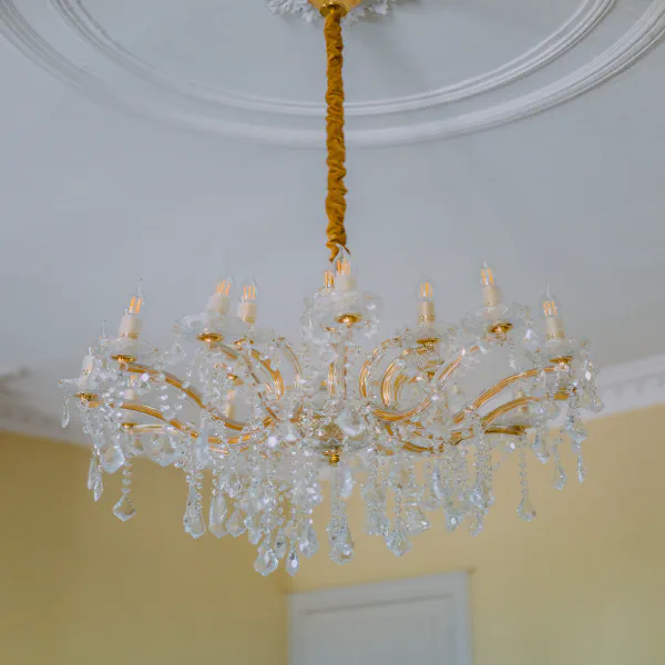 Lustre en cristal et or sur rosace au plafond du Château de Laubardemont
