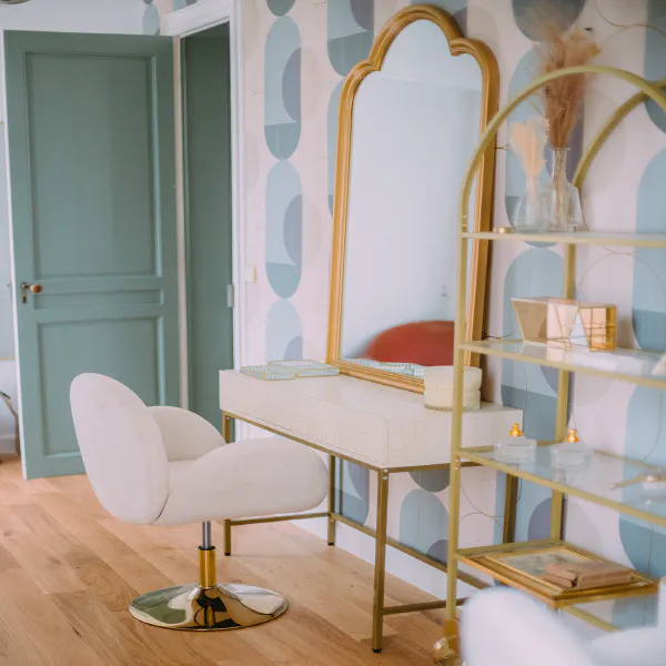 Espace habillage de la mariée avec coiffeuse, miroir et étagère dorée au château