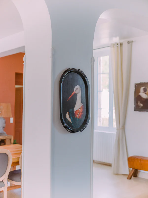 Tableau décoratif de cigogne entre arcades blanches du Château de Laubardemont