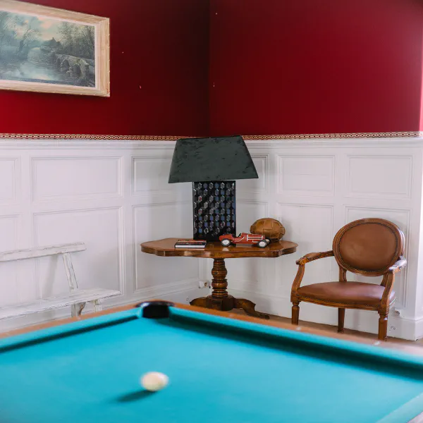 Coin billard avec fauteuil Louis XVI en cuir et guéridon ancien au château