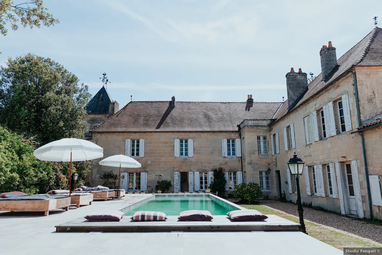 Vue d'ensemble du Château de Laubardemont et de sa piscine